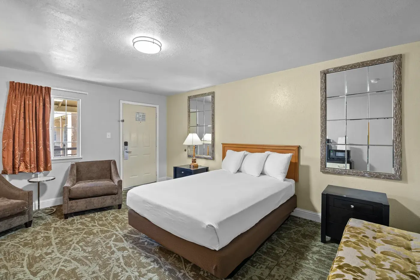 The Queen Room at the Rose Garden Inn